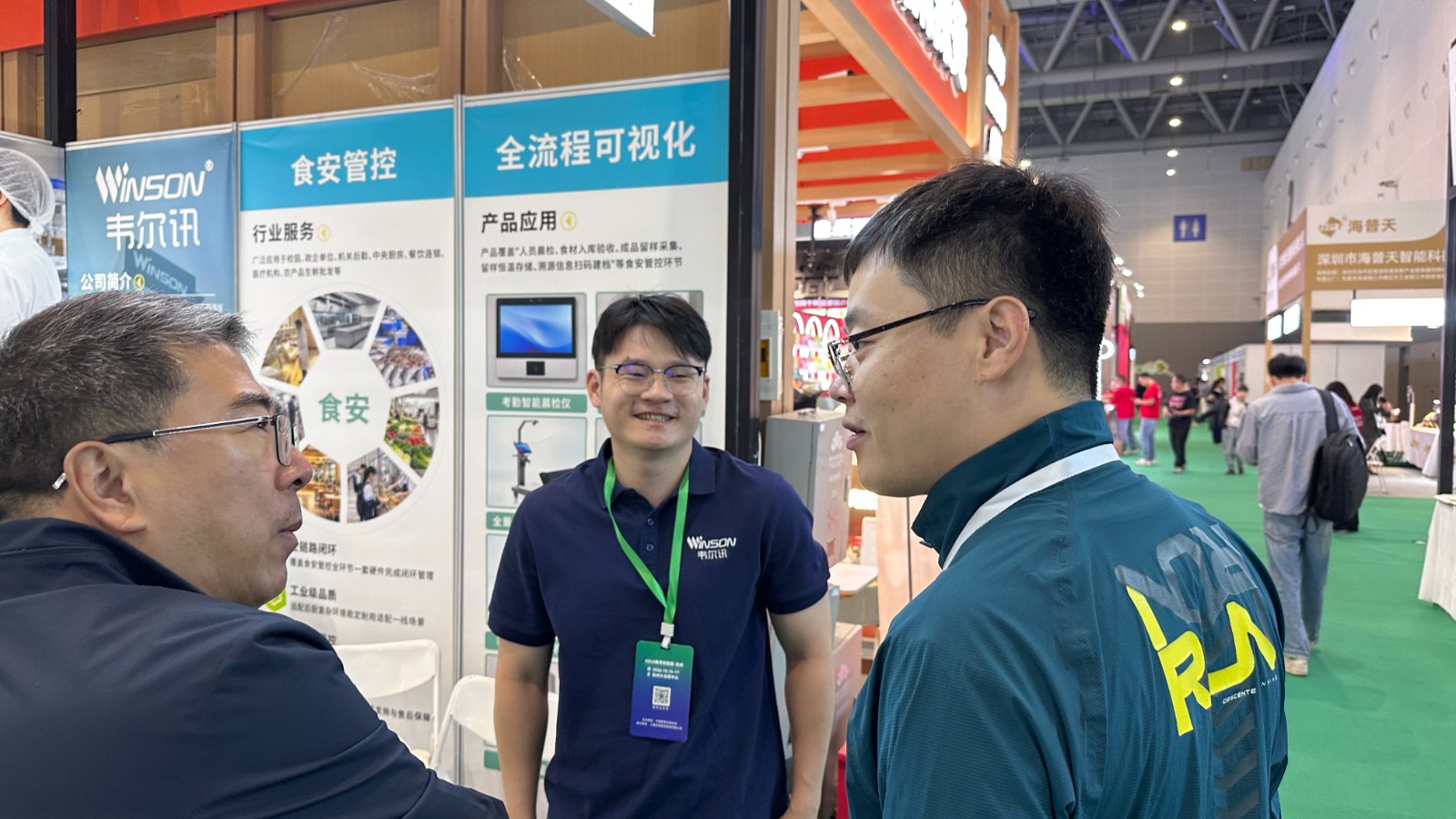 韦尔讯展位面对面交流实拍